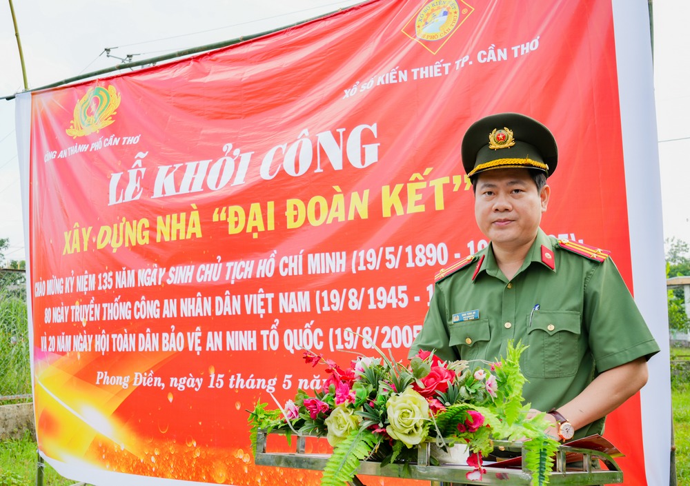 Trung tá Đinh Tùng An, Phó Giám đốc Công an thành phố phát biểu tại buổi lễ Trung tá Đinh Tùng An, Phó Giám đốc Công an thành phố phát biểu tại buổi lễ