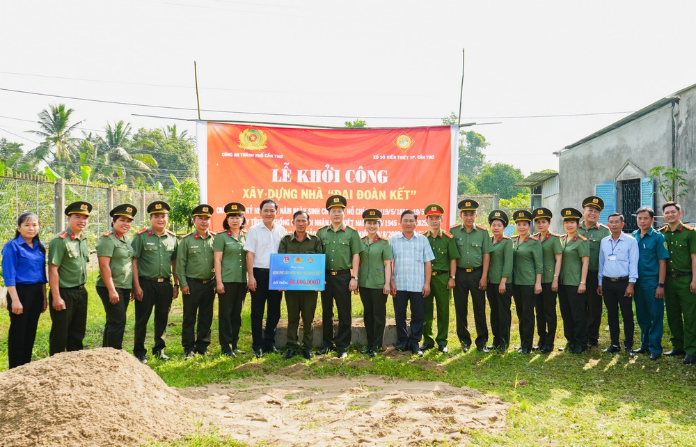 Đại diện các đơn vị tham gia chụp ảnh lưu niệm Đại diện các đơn vị tham gia chụp ảnh lưu niệm